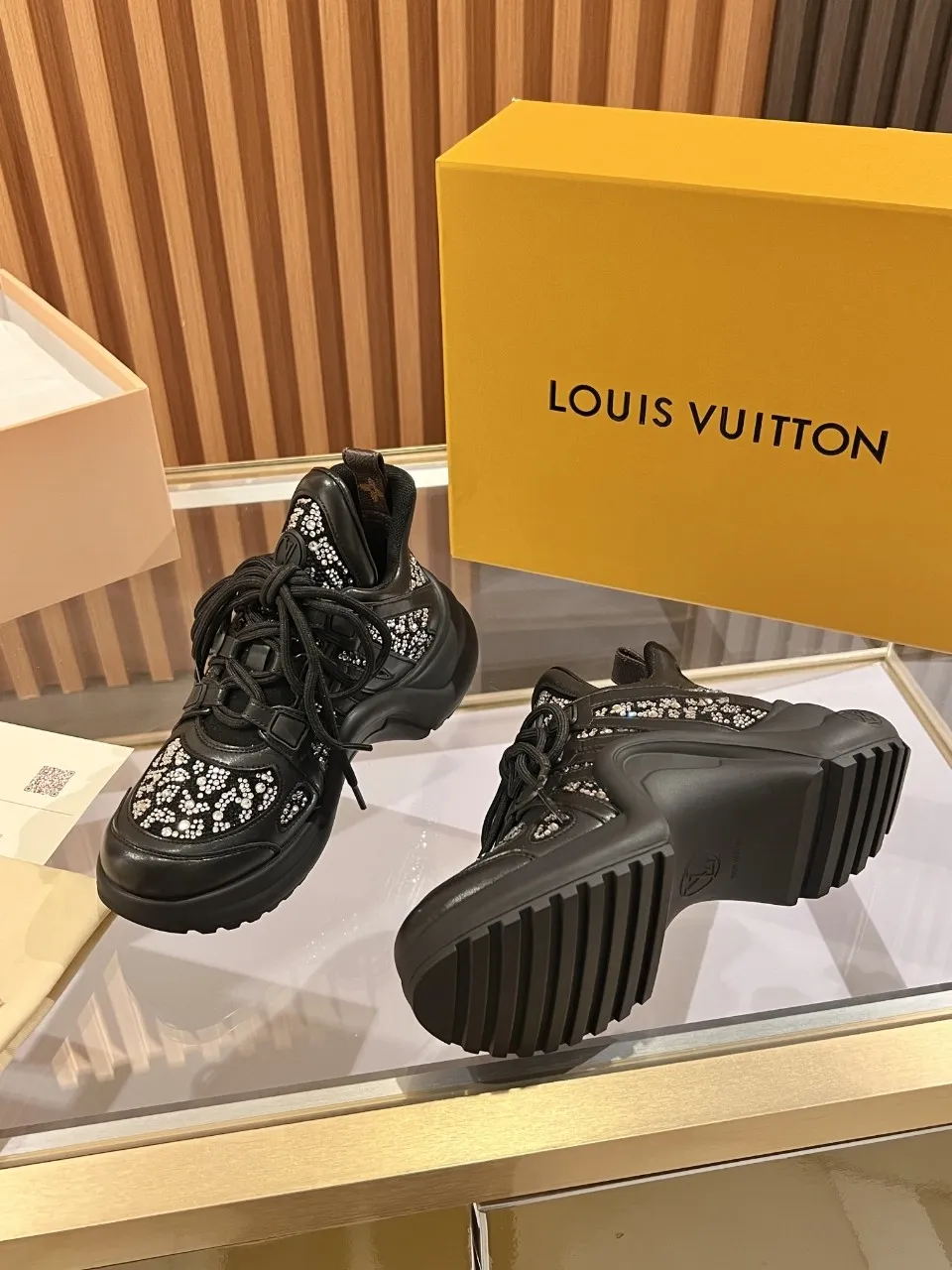 👟👟Ex-factory price 800👟👟 2025 new LV fancy black and white diamond model, high-end and elegant, showing long legs, casual sports dad shoes with heel height of about 5.5cm, 35-41